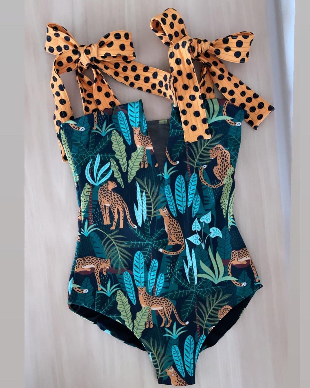 Traje de baño de una pieza con costura de malla tropical